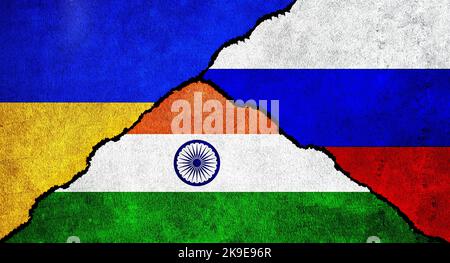 Russia, Ucraina e India bandiere insieme sul muro. Relazioni diplomatiche tra Russia, India e Ucraina Foto Stock