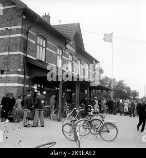 Collezione pubblica all'esterno della stazione di Köpingebro. La stazione costruita nel 1865. Foto Stock