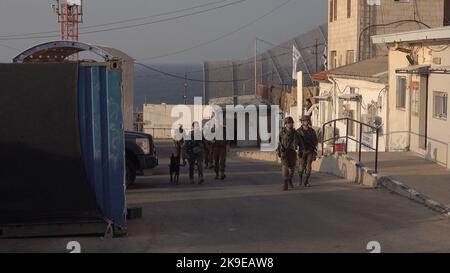 ROSH HANIKRA, ISRAELE - 27 OTTOBRE: I soldati israeliani camminano presso il complesso militare di Rosh Hanikra Crossing, noto anche come Ras al Naqoura Crossing, tra Israele e Libano durante la firma di un accordo di confine marittimo tra i due paesi il 28 ottobre 2022 a Rosh Hanikra, Israele. Dopo 11 anni di negoziati, Israele e il Libano hanno firmato separatamente a Naqoura, nel sud del Libano, vicino al confine israeliano, un accordo sulle frontiere marittime mediato dagli Stati Uniti, che consente a ciascun paese di sfruttare i lucrativi giacimenti di gas al largo delle loro coste. Credit: Eddie Gerald/Alamy Live News Foto Stock