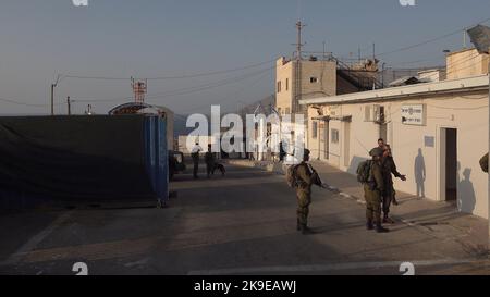 ROSH HANIKRA, ISRAELE - 27 OTTOBRE: I soldati israeliani camminano presso il complesso militare di Rosh Hanikra Crossing, noto anche come Ras al Naqoura Crossing, tra Israele e Libano durante la firma di un accordo di confine marittimo tra i due paesi il 28 ottobre 2022 a Rosh Hanikra, Israele. Dopo 11 anni di negoziati, Israele e il Libano hanno firmato separatamente a Naqoura, nel sud del Libano, vicino al confine israeliano, un accordo sulle frontiere marittime mediato dagli Stati Uniti, che consente a ciascun paese di sfruttare i lucrativi giacimenti di gas al largo delle loro coste. Credit: Eddie Gerald/Alamy Live News Foto Stock