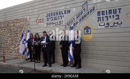 ROSH HANIKRA, ISRAELE - 27 OTTOBRE: Il direttore generale del Ministero dell'energia di Israele, Lior Schillat, consegna una dichiarazione al valico di frontiera di Rosh HaNikra, o Ras al-Naqura (arabo), a seguito della firma di un accordo di frontiera marittima tra Israele e Libano il 28 ottobre 2022 a Rosh Hanikra, Israele. Dopo 11 anni di negoziati, Israele e il Libano hanno firmato separatamente a Naqoura, nel sud del Libano, vicino al confine israeliano, un accordo sulle frontiere marittime mediato dagli Stati Uniti, che consente a ciascun paese di sfruttare i lucrativi giacimenti di gas al largo delle loro coste. Credit: Eddie Gerald/Alamy Live News Foto Stock