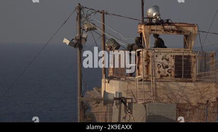 ROSH HANIKRA, ISRAELE - 27 OTTOBRE: I soldati israeliani stanno a guardia del complesso militare di Rosh Hanikra Crossing, noto anche come Ras al Naqoura Crossing, tra Israele e Libano durante la firma di un accordo marittimo di frontiera tra i due paesi il 28 ottobre 2022 a Rosh Hanikra, Israele. Dopo 11 anni di negoziati, Israele e il Libano hanno firmato separatamente a Naqoura, nel sud del Libano, vicino al confine israeliano, un accordo sulle frontiere marittime mediato dagli Stati Uniti, che consente a ciascun paese di sfruttare i lucrativi giacimenti di gas al largo delle loro coste. Credit: Eddie Gerald/Alamy Live News Foto Stock