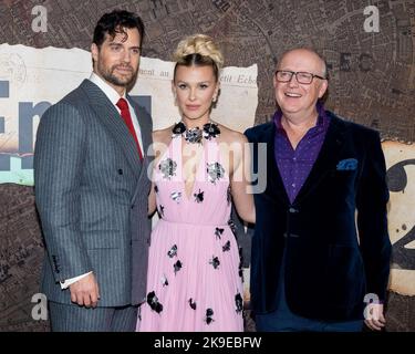 New York, Stati Uniti. 27th Ott 2022. Henry Cavill, Millie Bobby Brown e Harry Bradbeer arrivano sul tappeto rosso per la prima mondiale di Enola Holmes 2 al Paris Theater di New York, NY, giovedì 27th ottobre 2022. Foto di Gabriele Holtermann/UPI Credit: UPI/Alamy Live News Foto Stock