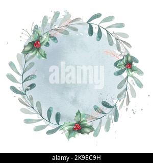 Corona di Natale di foglie, bacche rosse e rami, sullo sfondo di un acquerello blu. Acquerello. Isolare su sfondo bianco. Foto Stock