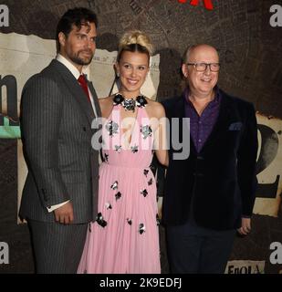 27 ottobre 2022, New York City, New York, USA: Gli attori HENRY CAVILL, MILLIE BOBBY BROWN e il regista HARRY BRADBEER partecipano alla prima mondiale di Netflixâ â˜Enola Holmes 2â che si tiene al Teatro di Parigi. (Credit Image: © Nancy Kaszerman/ZUMA Press Wire) Foto Stock