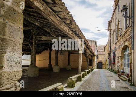Strada stretta, vecchia facciata e mercato medievale nel villaggio di Fanjeaux nel sud della Francia (Aude) Foto Stock