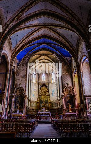 Vista sull'interno della chiesa gotica medievale di Notre Dame de l'Assomption nel villaggio di Fanjeaux nel sud della Francia (Aude) Foto Stock