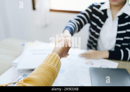 Gli imprenditori asiatici si congratulano con l'accordo tra le due aziende per aumentare gli investimenti e la forza finanziaria. Concetto di trattativa Foto Stock