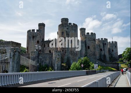 Conwy, Regno Unito - 16 luglio 2022: Conwy Castello nel villaggio di Conwy, Galles del Nord. Foto Stock