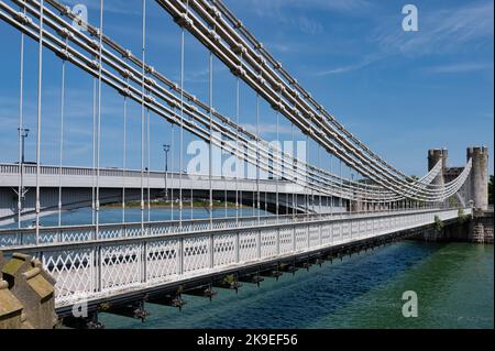 Conwy, Regno Unito - 16 luglio 2022: Il ponte sospeso di Telford nel villaggio di Conwy, Galles del Nord. Foto Stock