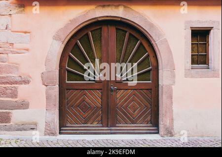 Belle porte nella città di Kaysersberg Francia Foto Stock