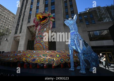New York, Stati Uniti. 27th Ott 2022. Una grande scultura di serpente chiamata Quetzalcoatl dall'artista Machaca si trova nel Rockefeller Center come parte della 2nd celebrazione annuale della settimana del Messico: Dia De Muertos, New York, NY, 27 ottobre 2022. (Foto di Anthony Behar/Sipa USA) Credit: Sipa USA/Alamy Live News Foto Stock