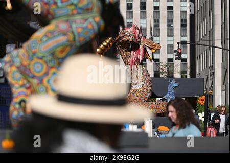 New York, Stati Uniti. 27th Ott 2022. Una grande scultura di serpente chiamata Quetzalcoatl dall'artista Machaca si trova nel Rockefeller Center come parte della 2nd celebrazione annuale della settimana del Messico: Dia De Muertos, New York, NY, 27 ottobre 2022. (Foto di Anthony Behar/Sipa USA) Credit: Sipa USA/Alamy Live News Foto Stock