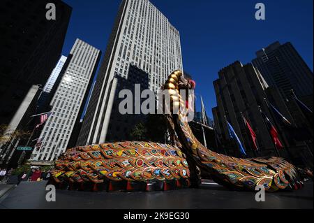 New York, Stati Uniti. 27th Ott 2022. Una grande scultura di serpente chiamata Quetzalcoatl dall'artista Machaca si trova nel Rockefeller Center come parte della 2nd celebrazione annuale della settimana del Messico: Dia De Muertos, New York, NY, 27 ottobre 2022. (Foto di Anthony Behar/Sipa USA) Credit: Sipa USA/Alamy Live News Foto Stock