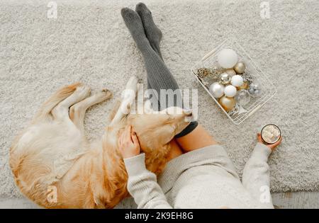 Ragazza con cacao e cane Golden Retriever Foto Stock