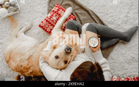 Ragazza con cacao e cane Golden Retriever Foto Stock