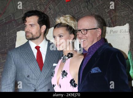 New York, NY, Stati Uniti. 27th Ott 2022. Henry Cavill, Millie Bobby Brown e Harry Bradbeer alla prima mondiale di Enola Holmes 2 di Netflix al Paris Theatre il 27 ottobre 2022 a New York City. Credit: RW/Media Punch/Alamy Live News Foto Stock