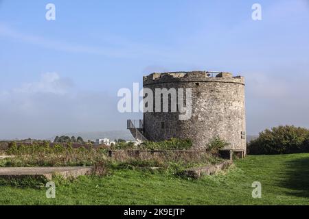 La storica Mount Batten Artillery Tower, Plymouth Sound. Costruito ifor la difesa di Sutton (Plymouth) Harbour attraverso il Catwater. Pietra calcarea Foto Stock