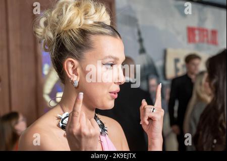 New York, Stati Uniti. 27th Ott 2022. NEW YORK, NEW YORK - 27 OTTOBRE: Millie Bobby Brown partecipa alla prima mondiale "Enola Holmes 2" di Netflix al Paris Theatre il 27 ottobre 2022 a New York City. Credit: Ron Adar/Alamy Live News Foto Stock