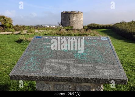 Un pannello informativo offre la storia della storica Mount Batten Artillery Tower, Plymouth Sound. Costruito per la difesa di Sutton (Plymouth) Harbo Foto Stock