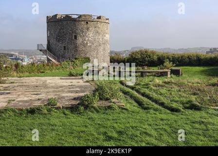 La storica Mount Batten Artillery Tower, Plymouth Sound. Costruito nel periodo medievale per la difesa del porto di Sutton (Plymouth) attraverso il Catt Foto Stock