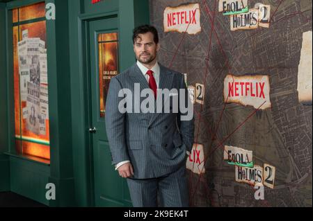 New York, Stati Uniti. 27th Ott 2022. NEW YORK, NEW YORK - 27 OTTOBRE: Henry Cavill partecipa alla prima mondiale di Netflix "Enola Holmes 2" al Paris Theatre il 27 ottobre 2022 a New York City. Credit: Ron Adar/Alamy Live News Foto Stock