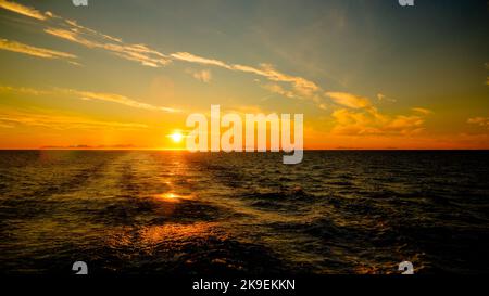 Il tramonto e l'alba sul mare e Lofoten archipelfgo da Moskenes - Bodo traghetto in Norvegia Foto Stock