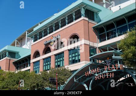 Houston, Stati Uniti. 27th Ott 2022. Il Minute Maid Park è stato molto vivace giovedì 27 ottobre, mentre si preparano i prossimi World Series Games. Gli Houston Astros ospiteranno i Philadelphia Phillies al Minute Maid Park nei giochi 1 e 2 della MLB World Series. (Foto di Jennifer Lake/SIPA USA) Credit: Sipa USA/Alamy Live News Foto Stock