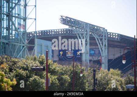 Houston, Stati Uniti. 27th Ott 2022. Il Minute Maid Park è stato molto vivace giovedì 27 ottobre, mentre si preparano i prossimi World Series Games. Gli Houston Astros ospiteranno i Philadelphia Phillies al Minute Maid Park nei giochi 1 e 2 della MLB World Series. (Foto di Jennifer Lake/SIPA USA) Credit: Sipa USA/Alamy Live News Foto Stock