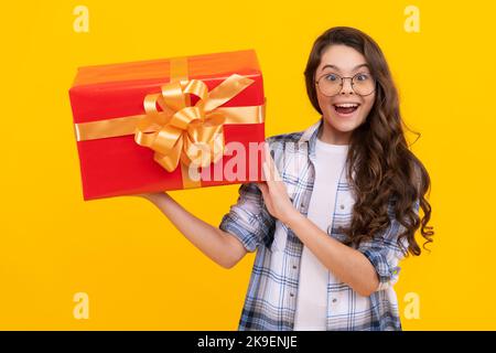 Stupito adolescente. Bambino con regalo su sfondo isolato studio. Regali  per il compleanno dei bambini. Ragazza teen eccitata Foto stock - Alamy