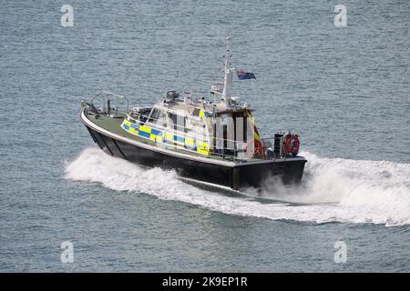 La polizia del Ministero della Difesa lancia SIR PAUL TRAVERS che viaggia ad alta velocità nelle acque locali vicino alla base navale Foto Stock