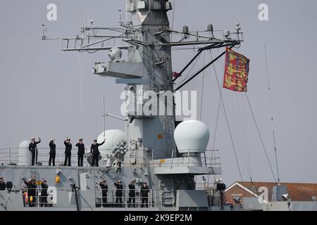 La bandiera del Ducato di Lancaster vola dal braccio del cortile sulla fregata della Royal Navy HMS LANCASTER mentre la nave si dirige in Medio Oriente per tre anni Foto Stock