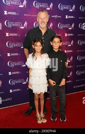 Sydney, Australia. 27th ottobre 2022. TBC arriva sul tappeto rosso per Rodgers + Cenerentola di Hammerstein al Sydney Lyric Theatre, 55 Pirrama Road. Credit: Richard Milnes/Alamy Live News Foto Stock