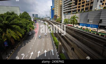 Kuala Lumpur, Malesia - 21 agosto 2022: Guarda lungo le piste della monorotaia per le strade della capitale malese. Traffico leggero su una Domenica in cit Foto Stock