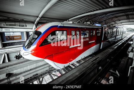 Kuala Lumpur, Malesia - 21 agosto 2022: Il treno monorotaia alla piattaforma della stazione di Bukit Bintang. La linea della monorotaia KL ha funzionato come parte Foto Stock