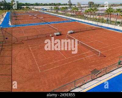 Vista aerea del campo da tennis in terra battuta in una giornata di sole Foto Stock