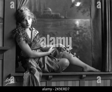 Ritratto dell'attrice americana Mary Miles Minter (1902-1984) del fotografo americano Albert Witzel (1879-1929). Foto Stock