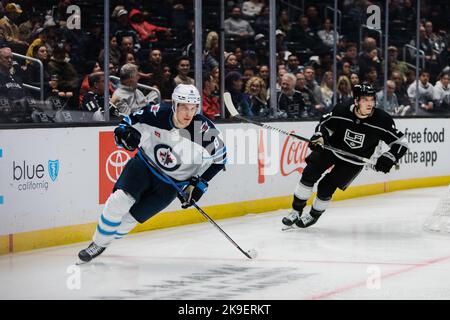 Los Angeles, California, Stati Uniti. 27th Ott 2022. SAKU MAENALANEN dei Winnipeg Jets della NHL insegue un disco durante una partita contro i Los Angeles Kings alla Crypto.com Arena di Los Angeles, California il 25 ottobre 2022 (Credit Image: © Alex Cave/ZUMA Press Wire) Credit: ZUMA Press, Inc./Alamy Live News Foto Stock