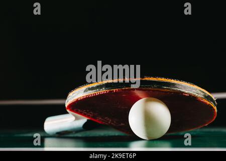 Racchetta da ping pong appoggiata alla palla da ping pong Foto Stock