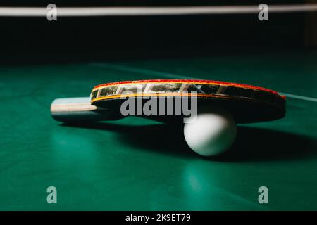 Racchetta da ping pong appoggiata alla palla da ping pong Foto Stock