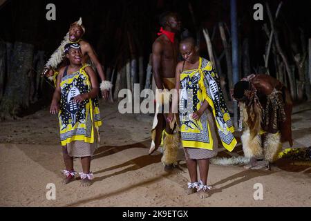 La canzone e la danza Shangaan per i turisti che soggiornano a Hippo Hollow nella provincia di Mpumalanga Foto Stock