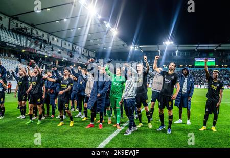 Malmoe, Svezia. 27th Ott 2022. I giocatori di Union SG festeggiano la vittoria con i tifosi dopo la partita della UEFA Europa League tra Malmo FF e Union Saint-Gilloise allo stadio Eleda di Malmö. (Photo Credit: Gonzales Photo/Alamy Live News Foto Stock