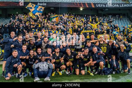 Malmoe, Svezia. 27th Ott 2022. I giocatori di Union SG festeggiano la vittoria con i tifosi dopo la partita della UEFA Europa League tra Malmo FF e Union Saint-Gilloise allo stadio Eleda di Malmö. (Photo Credit: Gonzales Photo/Alamy Live News Foto Stock