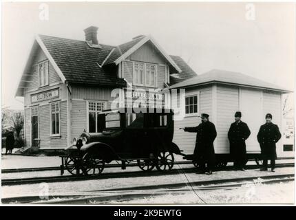 Medicazione immagine con un carrello alla stazione di Sollebrunn. Ferrovia Västergötland-Gothenburg, VGJ. Era tra 1900-1970 stazione sul Västgötabanan. Acquistato dalla state Railways, SJ 1948. Il corso è stato chiuso nel 24/8 1970. Foto Stock
