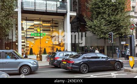 Foto dell'handout pubblicata da Just Stop Oil dopo che uno dei loro attivisti ha spruzzato vernice arancione sulle finestre dello showroom Rolex a Knigtsbridge, Londra. Data di emissione: Venerdì 28 ottobre 2022. Foto Stock