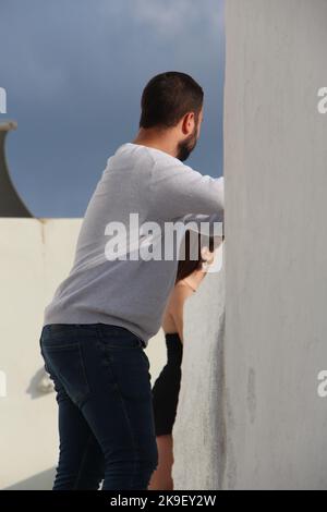 Coppia in Grecia, Santorini, ragazzo guardando una ragazza, 2022 ottobre Foto Stock