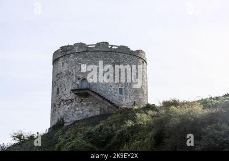 La storica Mount Batten Artillery Tower, Plymouth Sound. Costruito per la difesa del porto di Sutton (Plymouth) attraverso il Catwater. Pietra calcarea Foto Stock