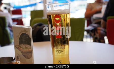 Limassol, Cipro - 10 ottobre 2022: Un bicchiere di KEO, una birra di Lager di tipo Pilsner cipriota prodotta a Limassol, Cipro dal 1951 Foto Stock