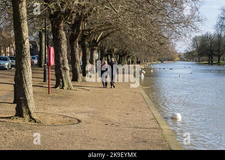 Il fiume Great Ouse e l'Embankment in un soleggiato pomeriggio d'inverno, Bedford, Regno Unito. Foto Stock