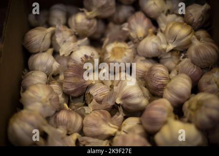 Un sacco di aglio in scatola. Dettagli di vendita sul mercato. Verdure della radice in deposito. Prodotti naturali. Foto Stock